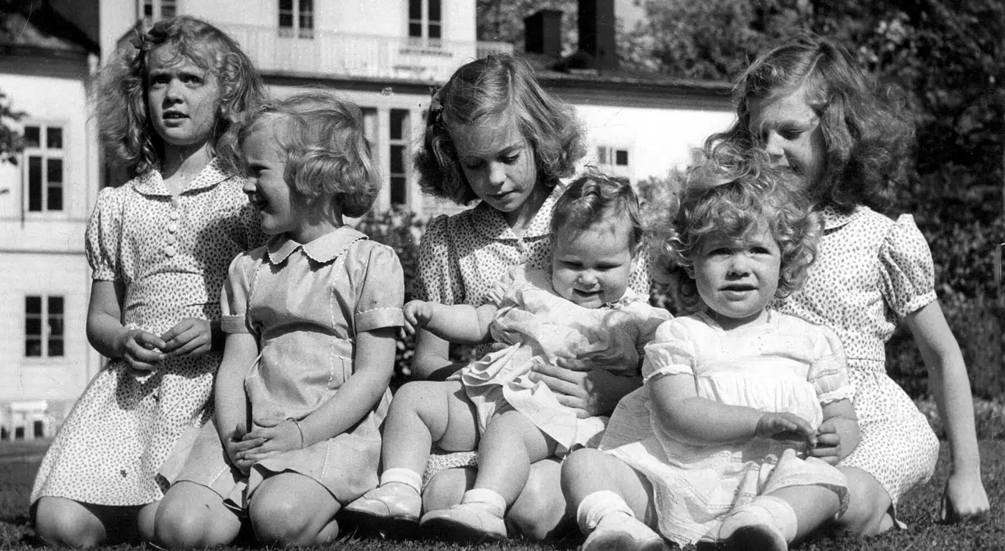 De danske prinsesser på besøg hos de svenske prinsesser. Bagerst i midten ses prinsesse Désirée. Forrest til venstre ses den daværrende prinsesse Margrethe.