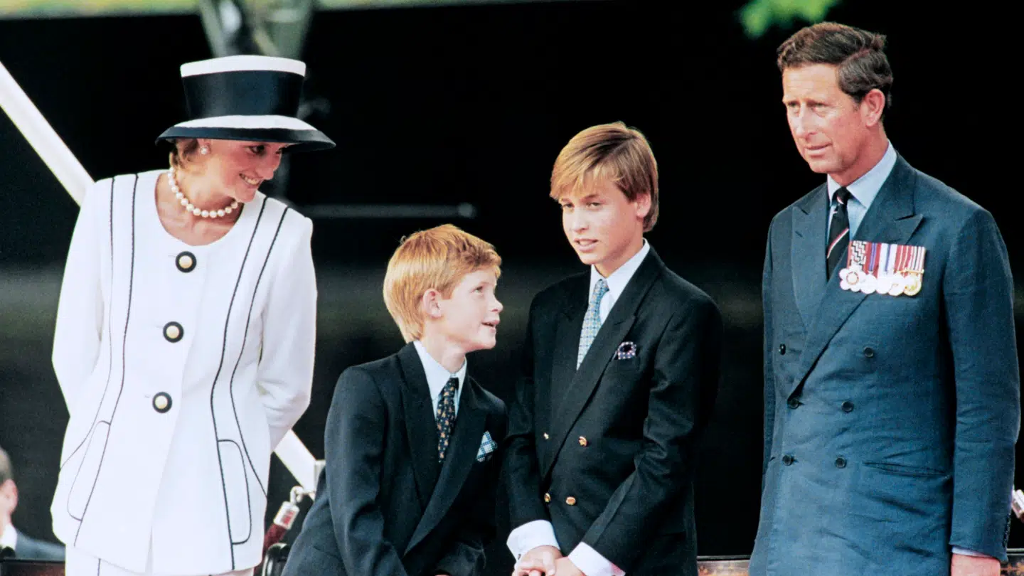 Prinsesse Diana døde i 1997. Her ses hun to år før med sin mand, kong Charles, og sønnerne, prins Harry og prins William.