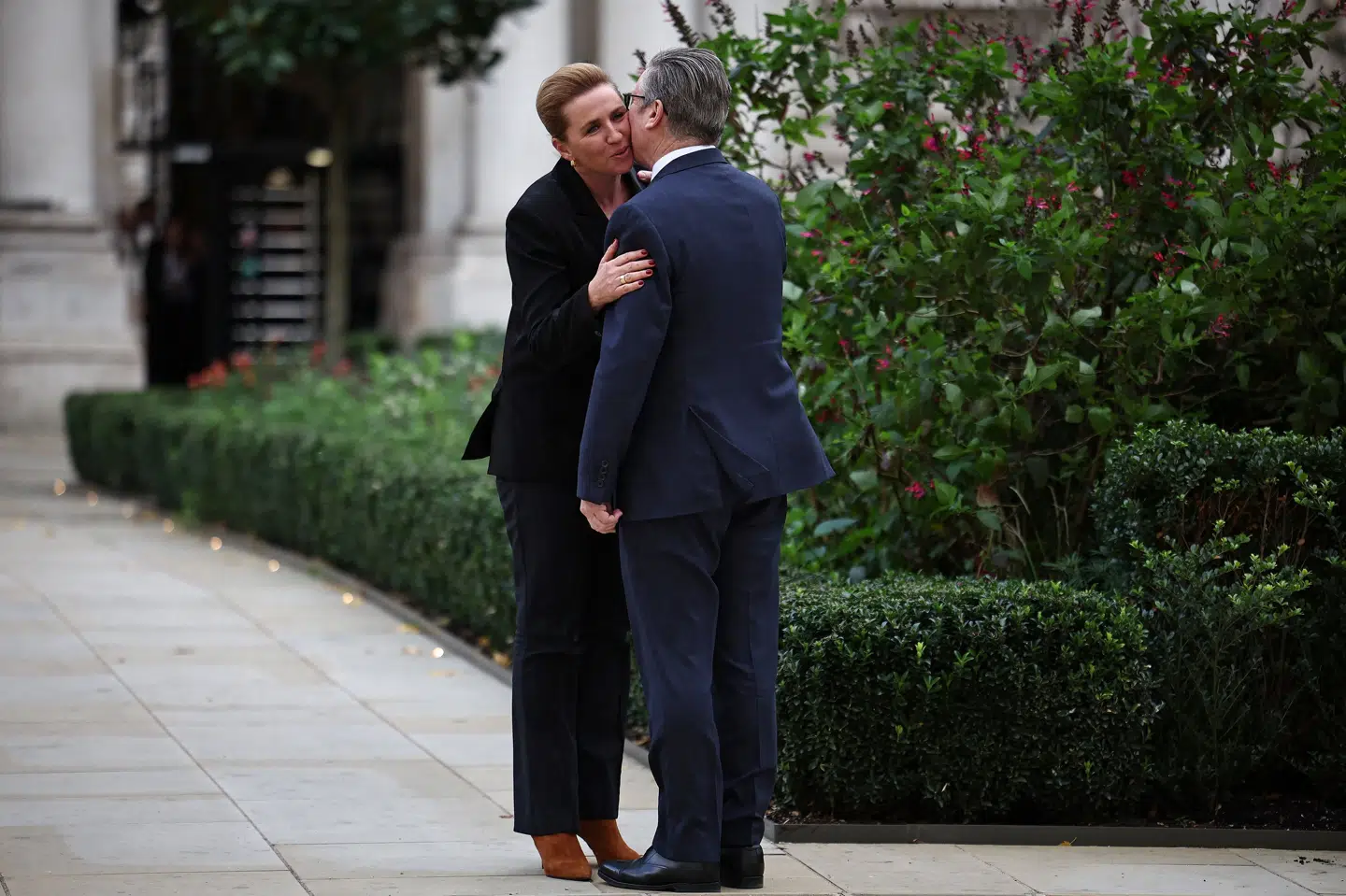 Statsminister Mette Frederiksen (S) skal endnu engang på besøg hos Storbritanniens premierminister, Keir Starmer, i London. Det var hun også i oktober, hvor der var tid til et kram mellem to allierede.