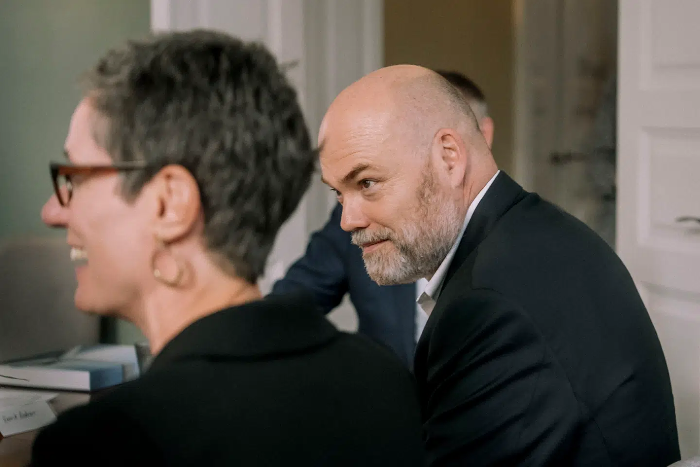 Anders Holch Povlsen var blandt de topchefer fra danske virksomheder, der mødtes med den britiske premierminister Keir Starmer i København i oktober 2025. Man skal værdsætte det gode, som toppen af dansk erhvervsliv gør for Danmark, mener to Venstre-folk. Foto: Mathias Svold