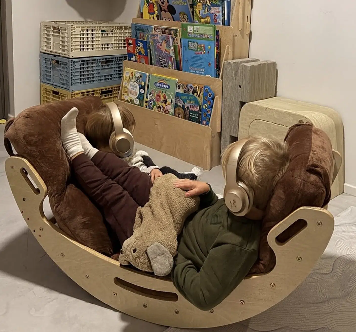 Drengenes værelser er i dag pakket med bøger og hovedtelefoner er blevet en tro følgesvend.