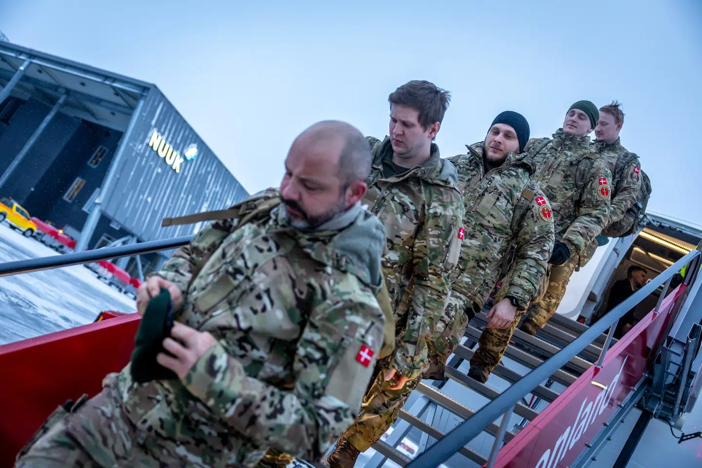 Mandag ankom igen fly med flere soldater, som skulle på øvelse i Grønland i et ikke nærmere defineret tidsrum.