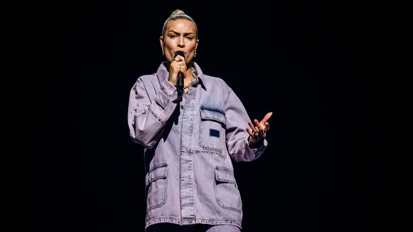 Svea S. optrådte med grandprix-klassikeren 'Dansevisen' ved Dansk Melodi Grand Prix i 2023. Hun kan onsdag glædeligt fortælle, at hun er blevet kærester med en dansk sangerinde.