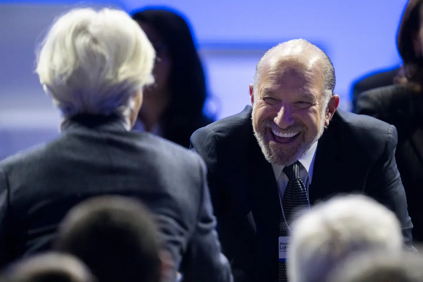 Chefen for Den Europæiske Centralbank, Christine Lagarde (tv.) giver hånd til den amerikanske handelsminister, Howard Lutnick, til World Economic Forum i Davos.