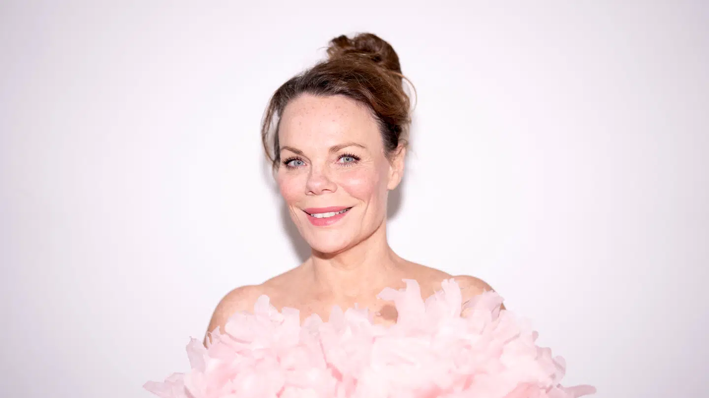 Ditte Okman vender i sit program ugens bedste historier sammen med et panel. Her er de ofte beskæftiget sig med 'Naboen fra Helvede'.