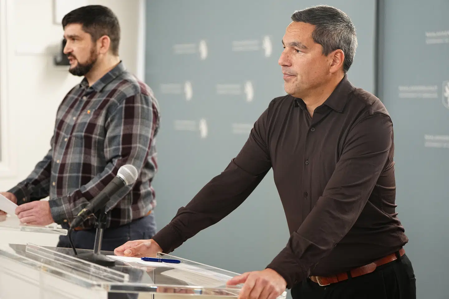 Minister for selvforsyning Peter Borg understregede, at en række anbefalinger til grønlænderne om, hvordan de skal forholde sig i en krisesituationen, ikke har noget med USA's ønske om at overtage Grønland at gøre. Det skete, da han onsdag på et pressemøde i Nuuk fremlagde anbefalingerne sammen med Aqqaluaq B. Egede.