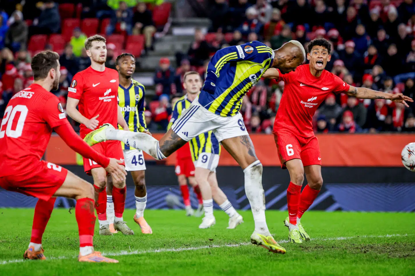 Fodboldbanen i Bergen har set bedre dage. Her ses den under en kamp mellem Brann og Fenerbahce i december.