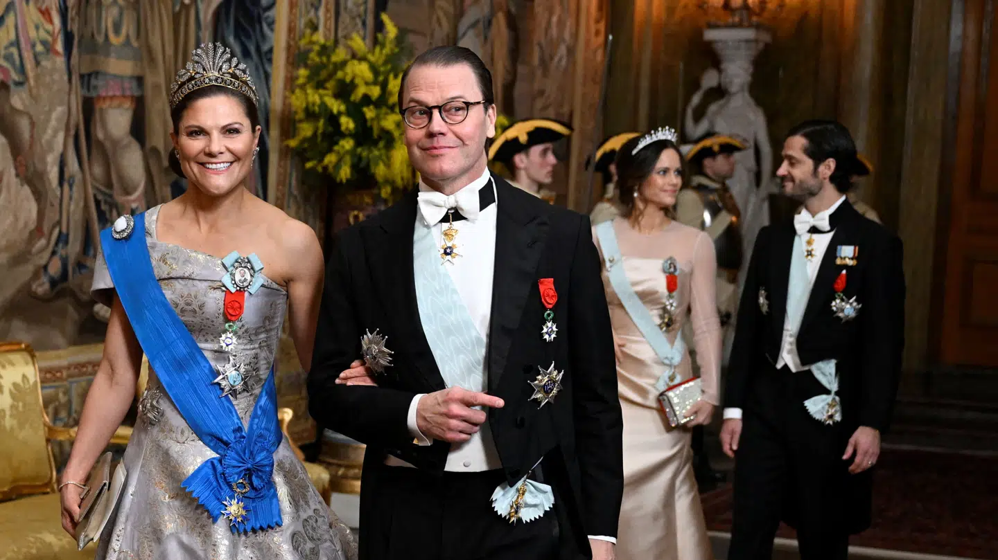 Prins Daniel er gift med kronprinsesse Victoria af Sverige. Bag dem – her til gallamiddag for præsident Macron under det franske statsbesøg i Sverige – ses prins Carl Philip og hustruen prinsesse Sofia.