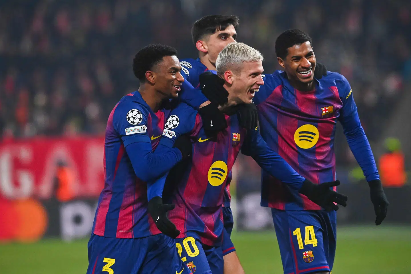 Dani Olmo (i midten) kom ind fra bænken og fik med et flot langskudsmål hurtigt sendt Barcelona på sejrskurs.