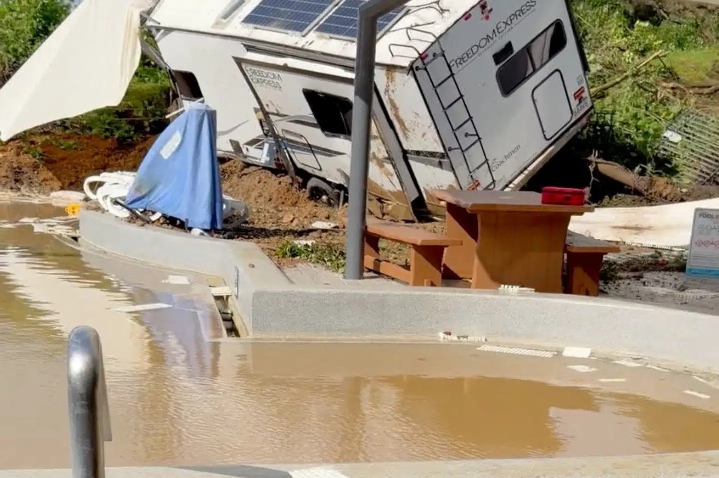 Et beskadiget køretøj sidder fast, efter at et jordskred torsdag har ramt en campingplads for foden af den inaktive vulkan Mount Maunganui i det nordlige Australien. Området har været ramt af kraftig regn.