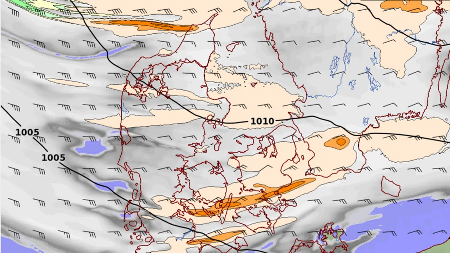Her ses et kort over vejret for torsdag middag. De orange områder markerer lette snebyger.