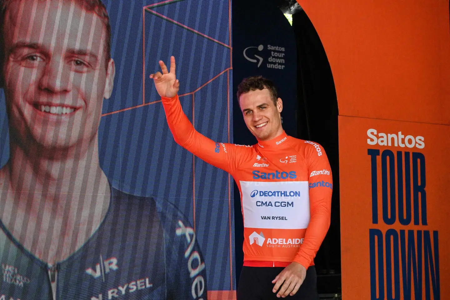 Tobias Lund Andresen kørte sig onsdag i førertrøjen i årets første World Tour-løb. Torsdag måtte han give trøjen videre til australske Jay Vine.