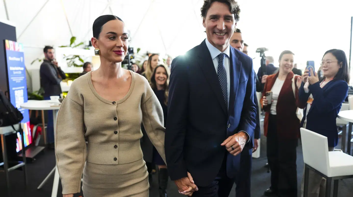 Billeder fra Davos viser den tidligere canadiske premierminister Justin Trudeau flette fingre med popstjernen Katy Perry til World Economic Forum.