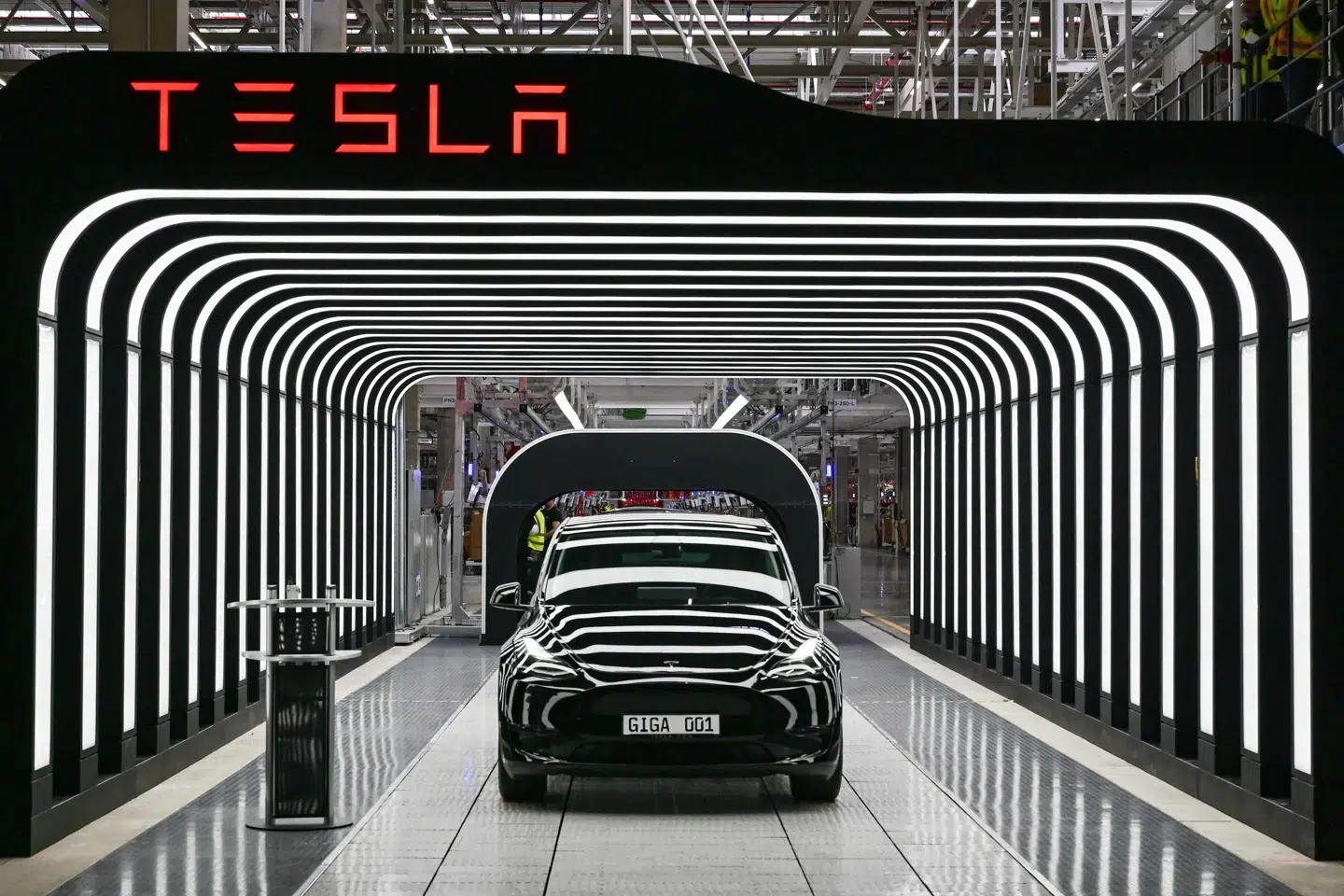 Teslas Model Y blev sendt på gaden i 2021, og sidste år var de første biler af mærket til syn i Danmark. Tesla producerer blandt andet biler på en stor fabrik i Tyskland, nærmere bestemt i Grünheide uden for Berlin, hvor billedet er taget i marts 2022. (Arkivfoto).