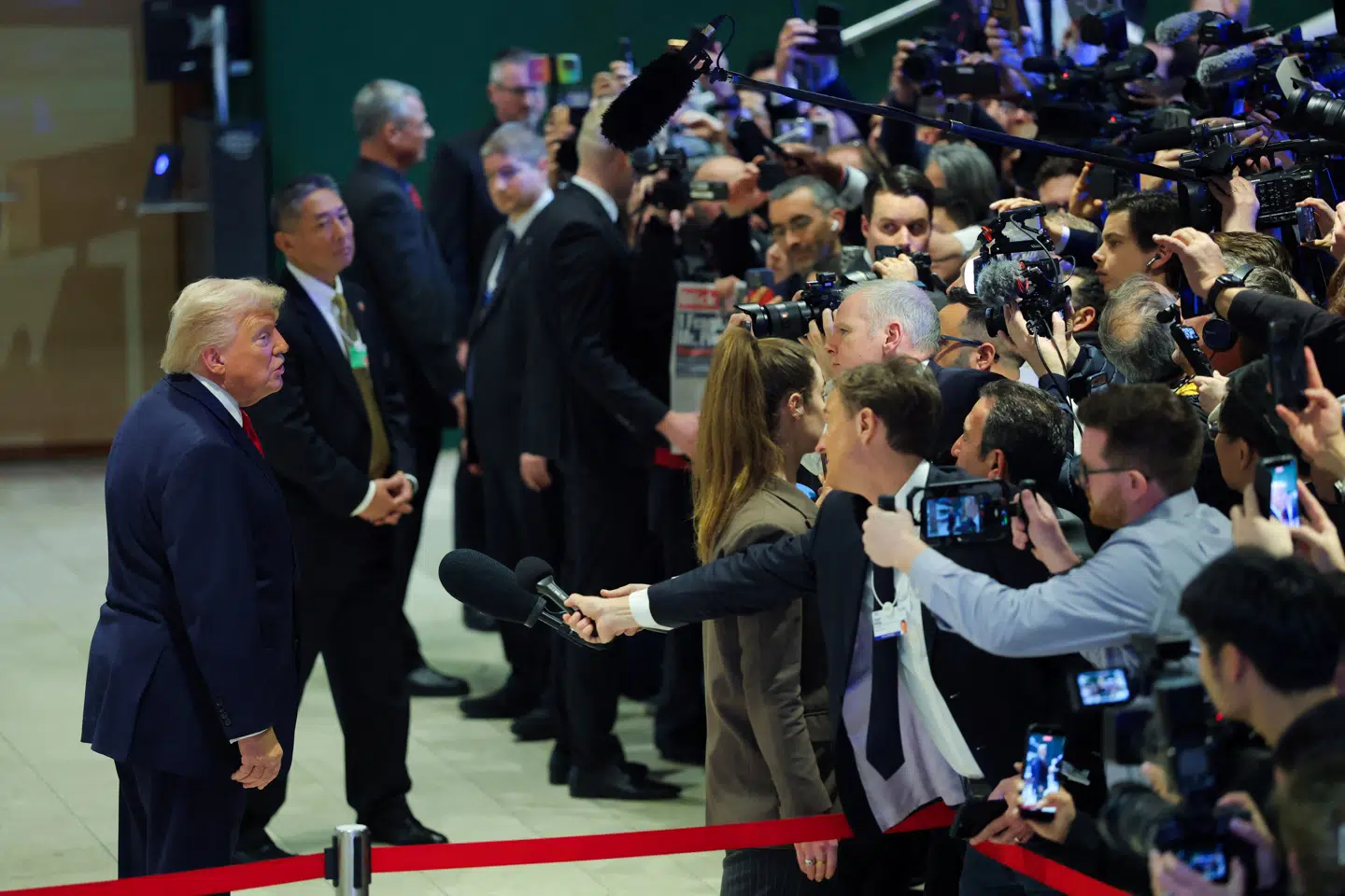 Præsident Donald Trump møder den internationale presse ved et historisk WEF-møde i Davos i Schweiz. Selvom Trump afviste at bruge magt for at tage kontrol med Grønland, er det for tidligt for europæerne og danskerne at ånde lettet op, påpeger den konservative amerikanske klummeskribent Bret Stephens.