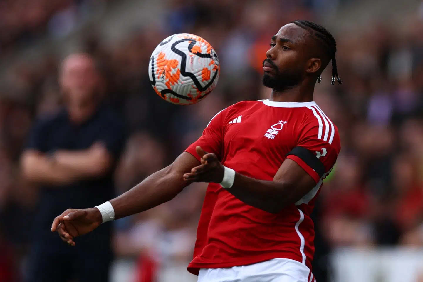 Emmanuel Dennis har tidligere i karrieren optrådt for flere forskellige engelske klubber. Her er han i aktion for Nottingham Forest i 2023. (Arkivfoto).