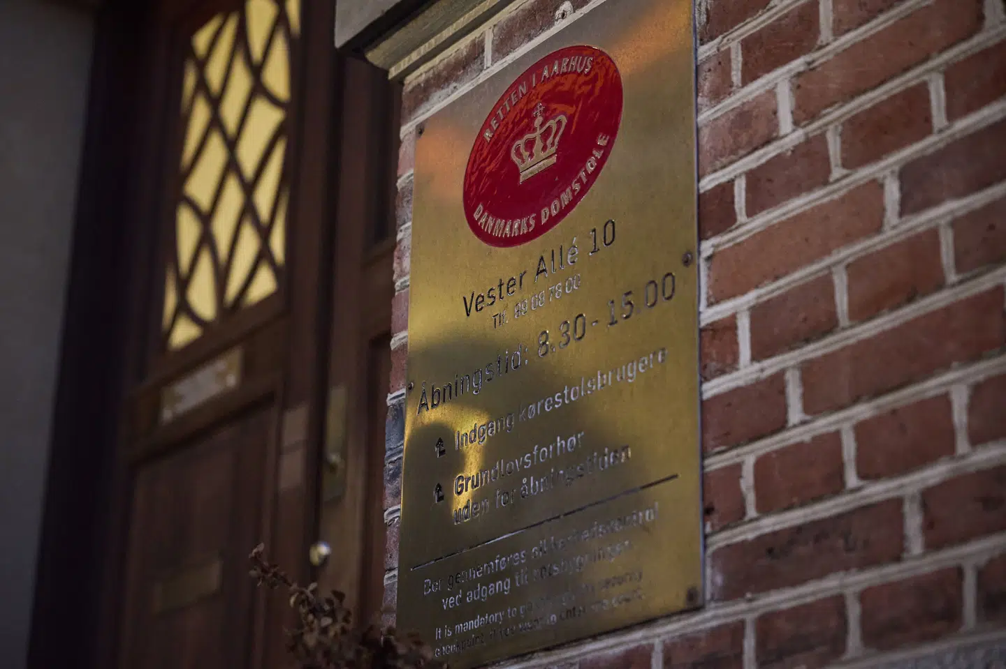 Retten i Aarhus fremstiller torsdag en mand, der er sigtet for at have begået flere hjemmerøverier mod en 52-årig mand fra Tilst. (Arkivfoto).