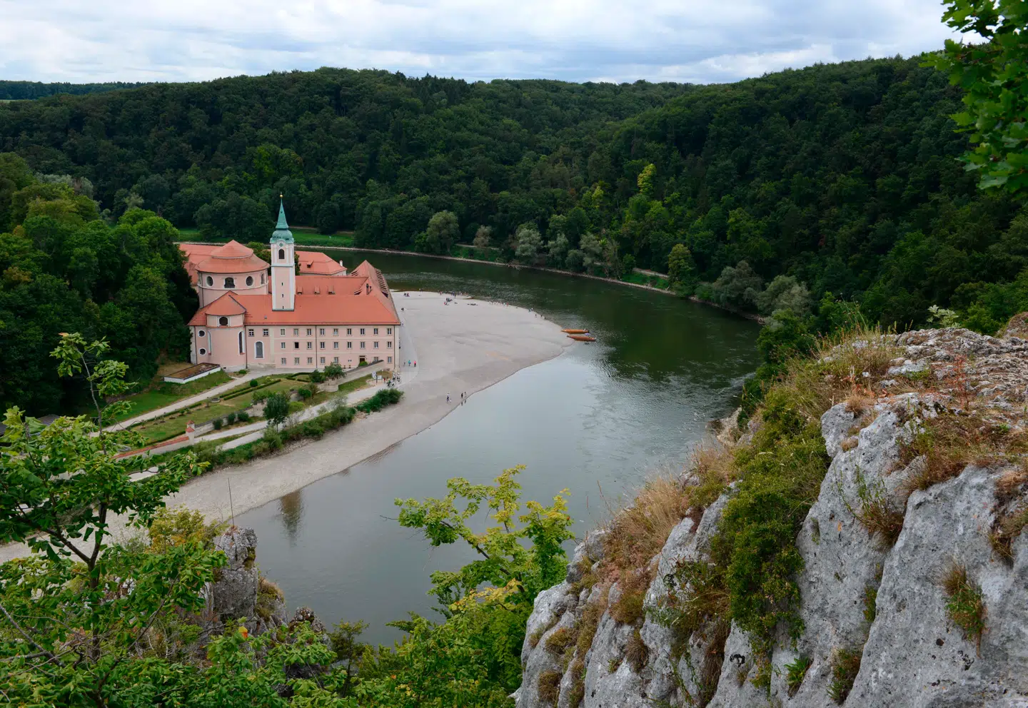Siden 1050 er der blevet brygget øl på Weltenburger-klosteret ved bredden af Donau i Bayern i det sydlige Tyskland. Benediktinermunkene sælger nu deres bryggeriforretning.