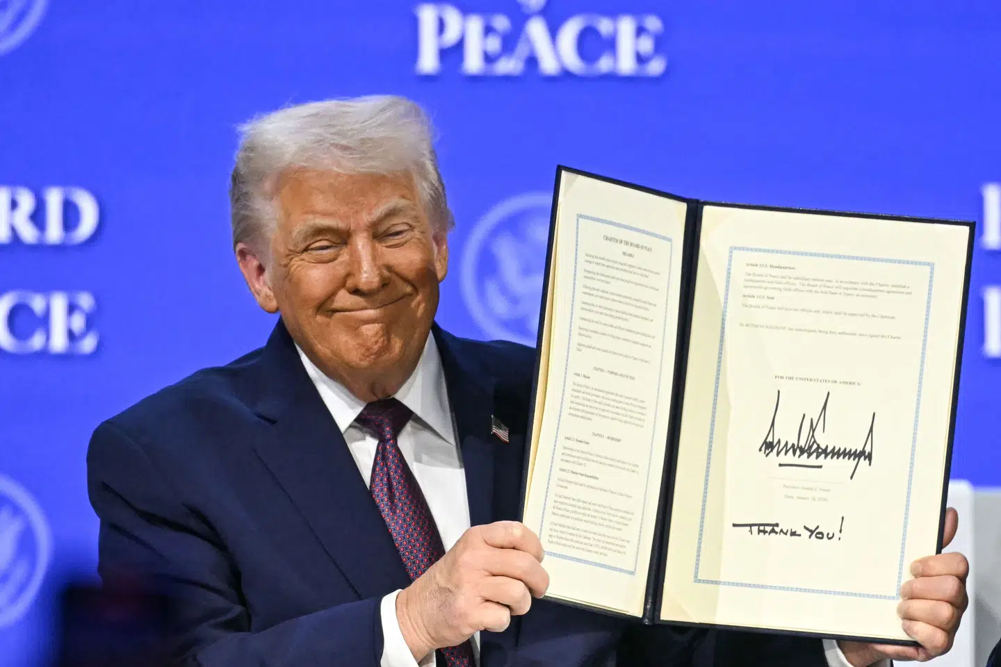 Donald Trump holder torsdag på scenen i Davos charteret for sit nye såkaldte fredsråd - hvor han selv er formand - frem, efter at han har underskrevet det.