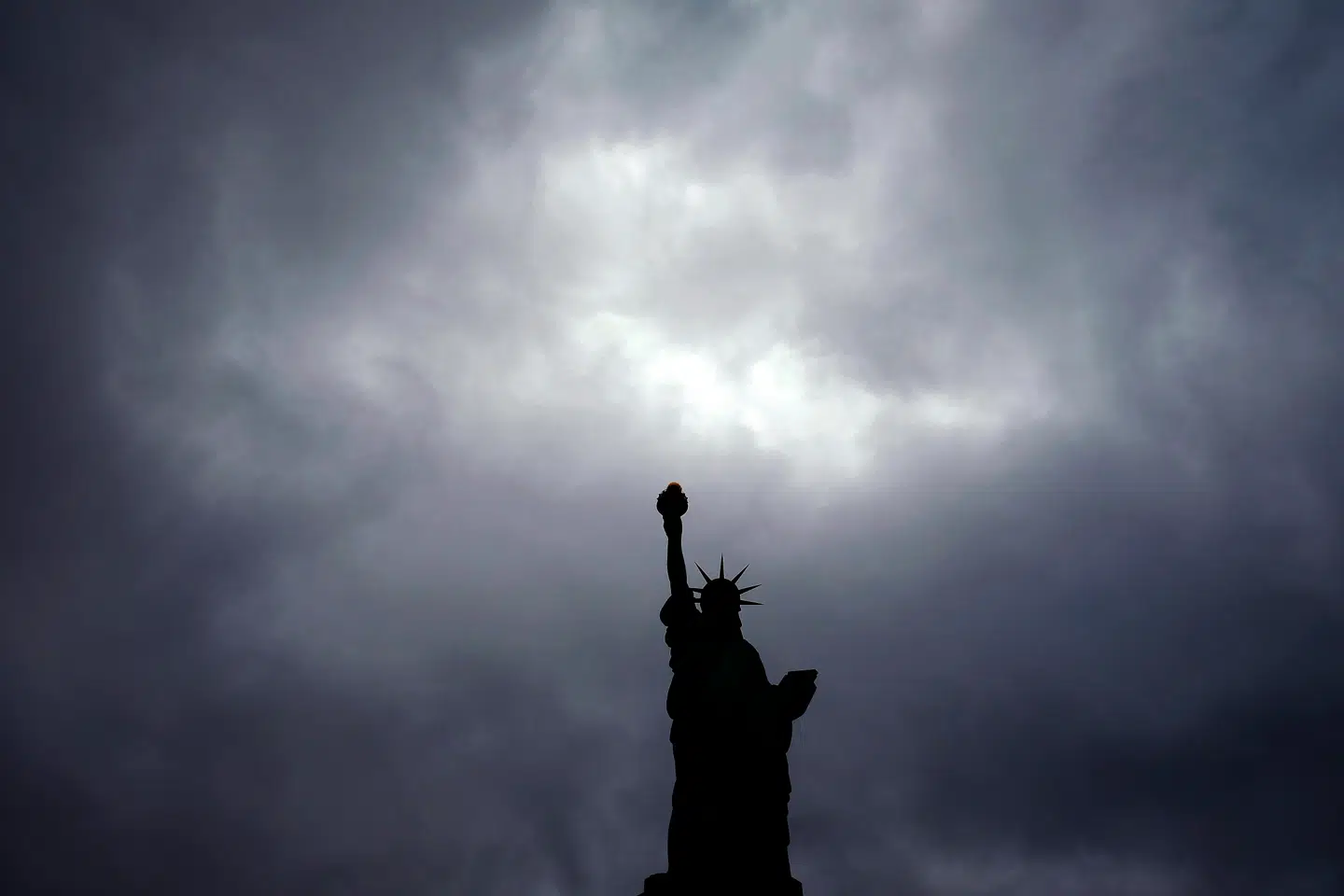 Mørke skyer samler sig over Frihedsgudinden. I Silicon Valley frygter techmilliardærerne, at det er ved at være sidste chance for at blive rig, før kunstig intelligens gør den amerikanske drøm til fortid.