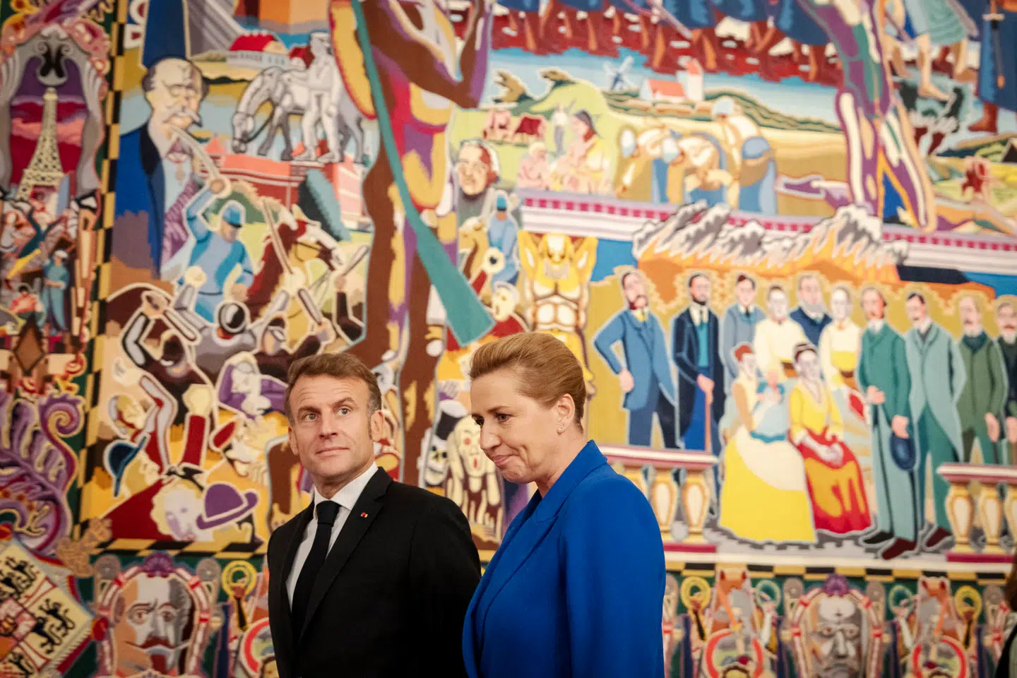 »En blandt flere oplagte løsninger ville være en bindende aftale med Storbritannien eller Frankrig om, at de skulle fordele deres atomvåben rundt på det europæiske kontinent og love, at et atomangreb mod noget EU-land vil blive besvaret i samme facon,« skriver Laurits Brockenhuus-Schack. Her ses statsminister Mette Frederiksen med Frankrigs præsident, Emmanuel Macron.