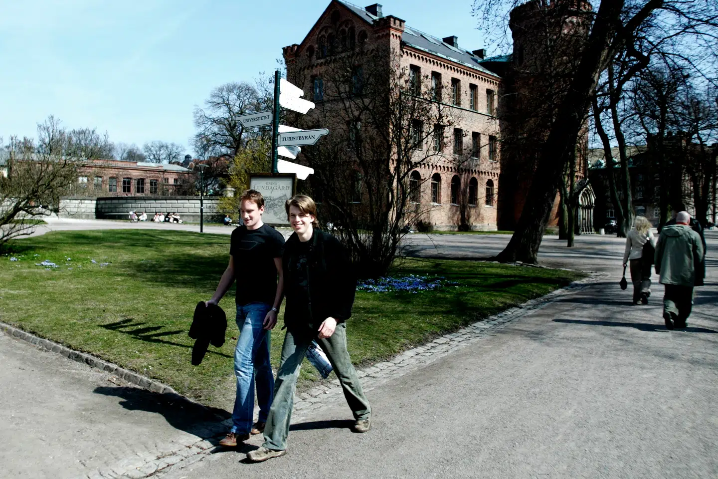 Arkiv. Studerende ved Lund Universitetet foran hovedbygningen.
