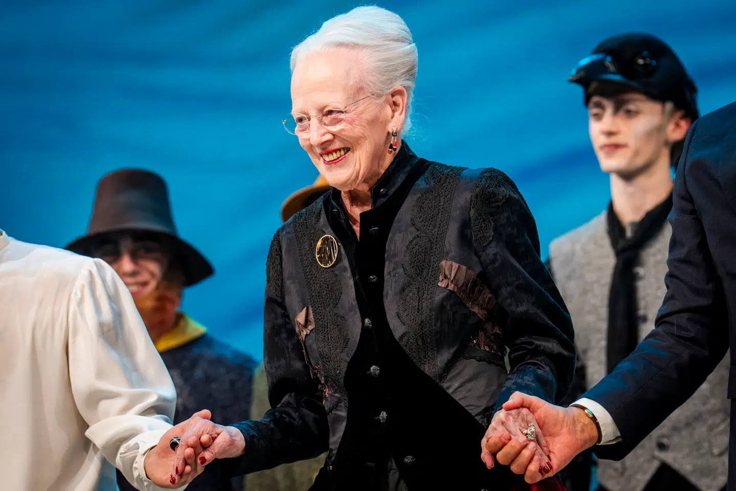 Dronning Margrethe har været særdeles aktiv indenfor kulturlivet, og så sent som i november blev hun hyldet på scenen i Tivolis Koncertsal for sit arbejde med kostumerne og scenografien til forestillingen 'Snedronningen'.