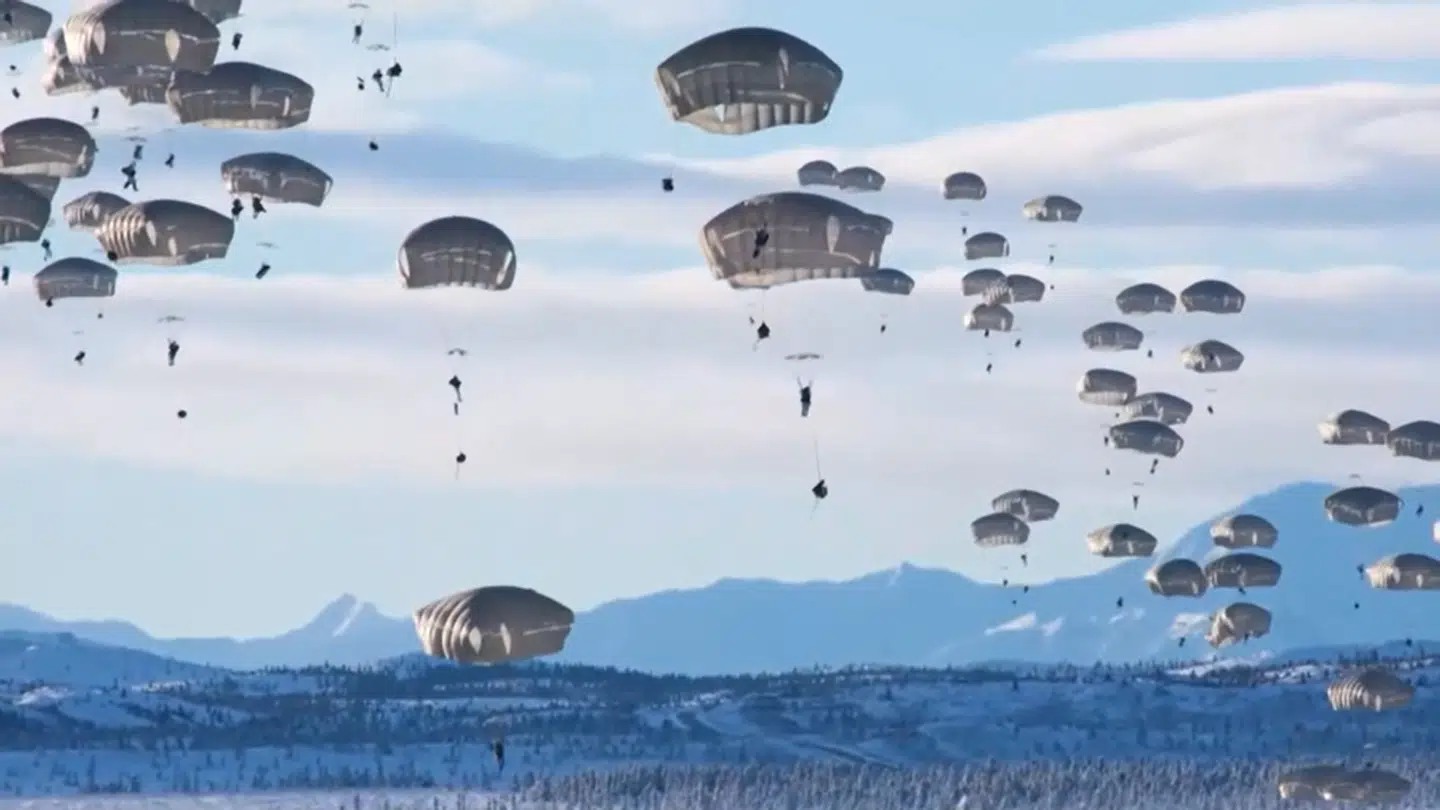 Faldskærmstropper fra USAs eneste arktiske enhed, den 11. Luftbårne Division, også kaldet »Arctic Angels«, øver i Alaska. Det er soldater fra lige præcis denne enhed, som sikkerhedsrådgiver Jens Marquard Sørensen mener kunne have stået klar til at springe ned i Nuuk.