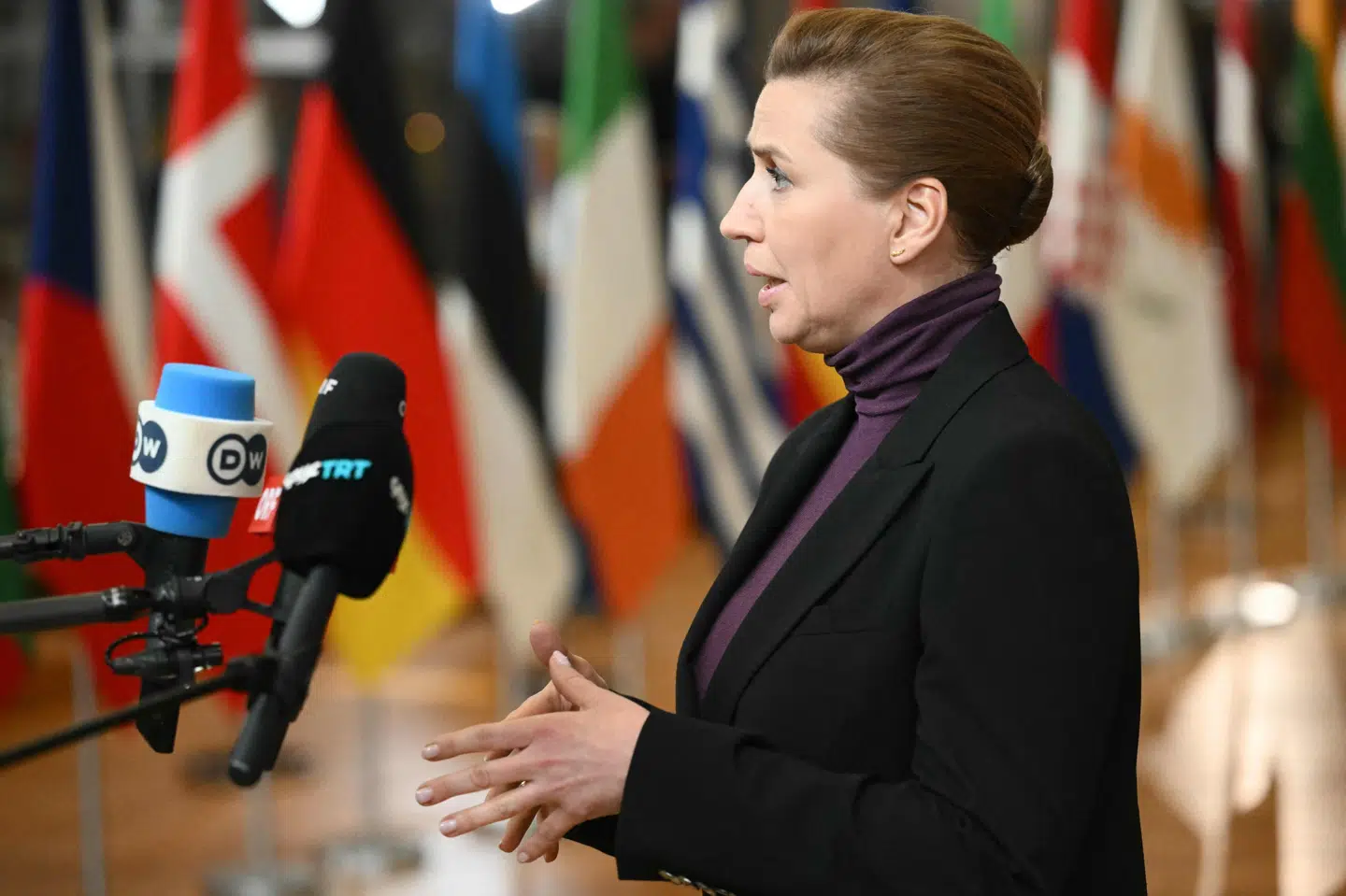 Statsminister Mette Frederiksen (S) taler med pressen inden et ekstraordinært EU-topmøde i Bruxelles torsdag aften.