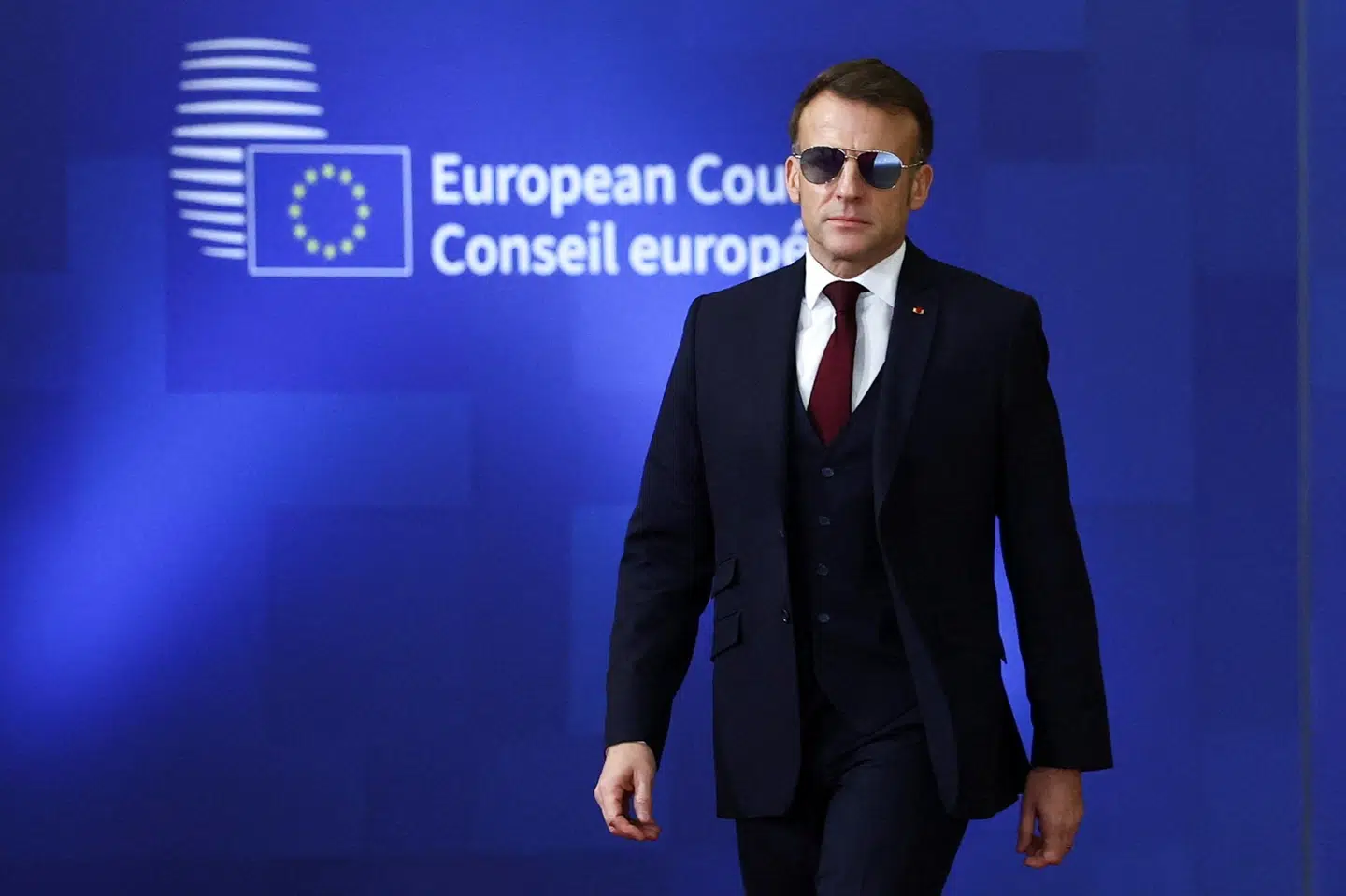 På grund af en mindre øjenskade var Frankrigs præsident, Emmanuel Macron, igen iført pilot-solbriller, da han torsdag ankom til det ekstraordinære EU-topmøde i Bruxelles.