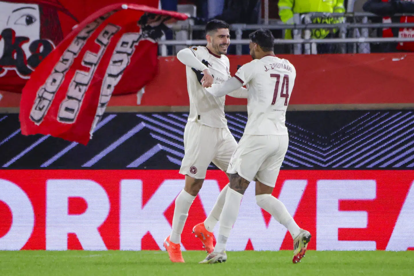 Målscorerne Martin Erlic og Junior Brumado jubler over en af førstnævntes scoringer på Brann Stadion.