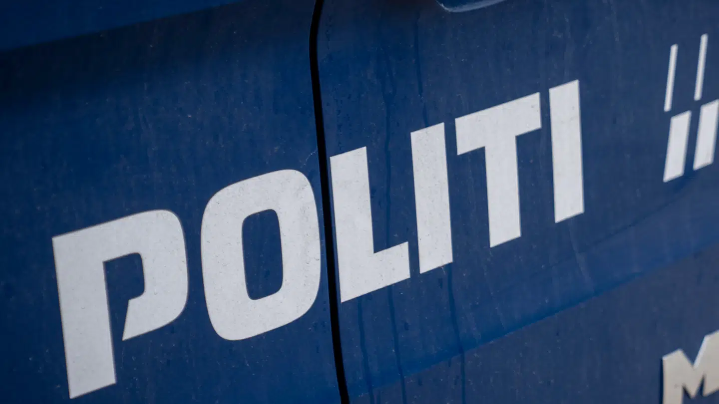 Politi er til stede på Virkefeltet i Tingbjerg i København efter en lejlighedsbrand fredag den 28. november 2025. (Foto: Sebastian Elias Uth/Ritzau Scanpix)