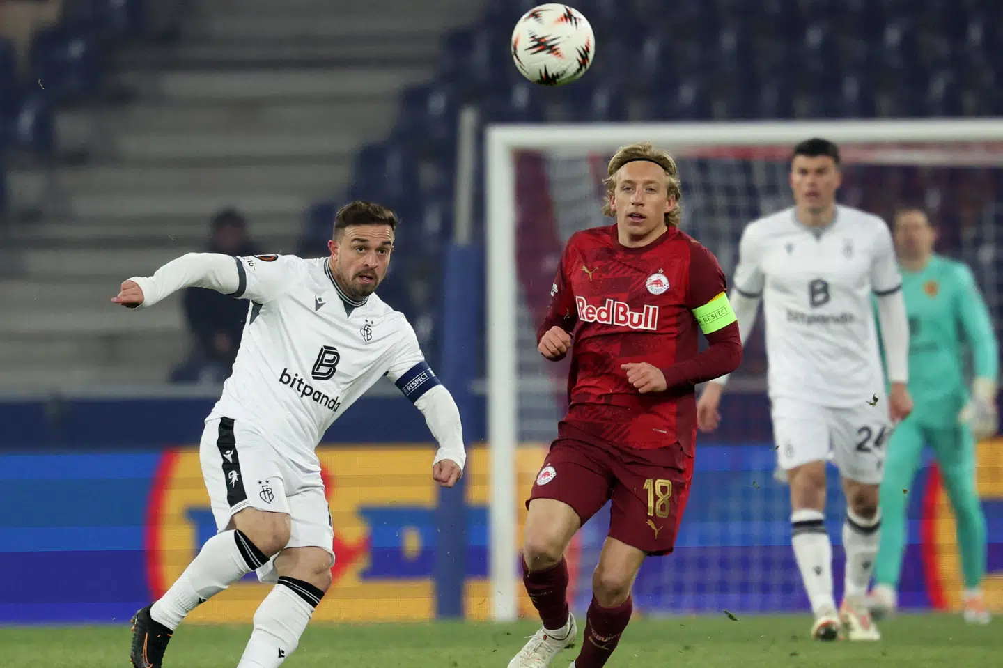 Danske Mads Bidstrup (med anførerbindet til højre) var med, da Salzburg slog Basel og hjalp Danmark meget tæt på mindst en 15.-plads på koefficientranglisten.