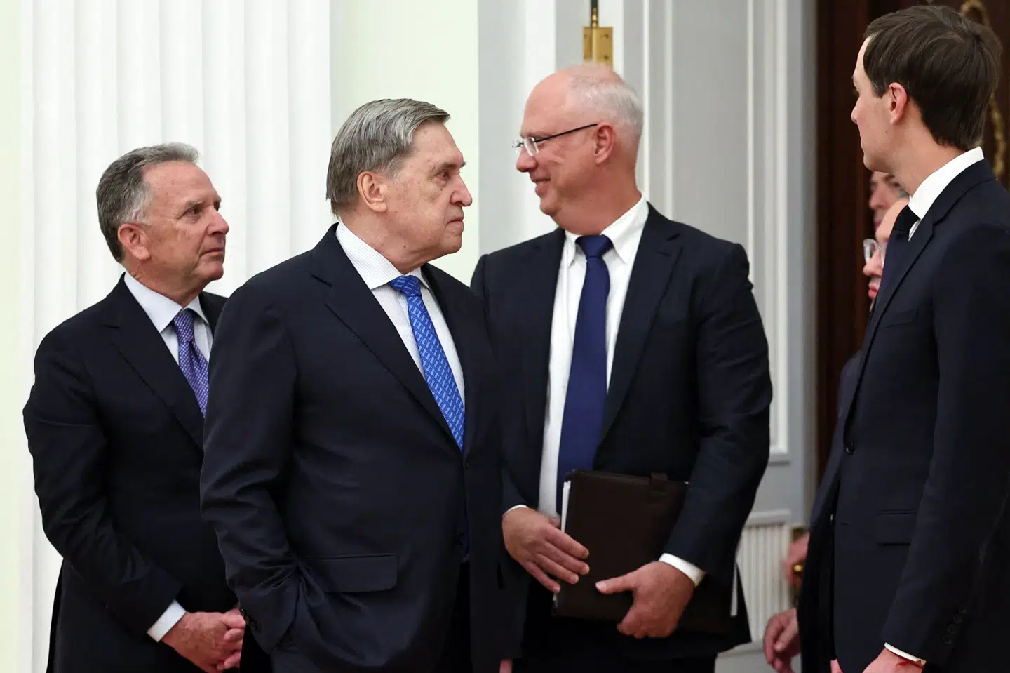Kirill Dmitrijev, Yuri Ushakov, Steve Witkoff og Jared Kushner ses efter mødet i Moskva, der blev afholdt natten til fredag.