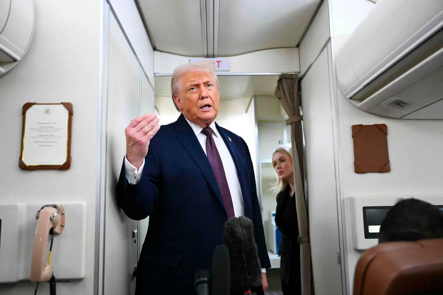 USAs præsident, Donald Trump, taler med journalister ombord på Air Force One 22. januar.