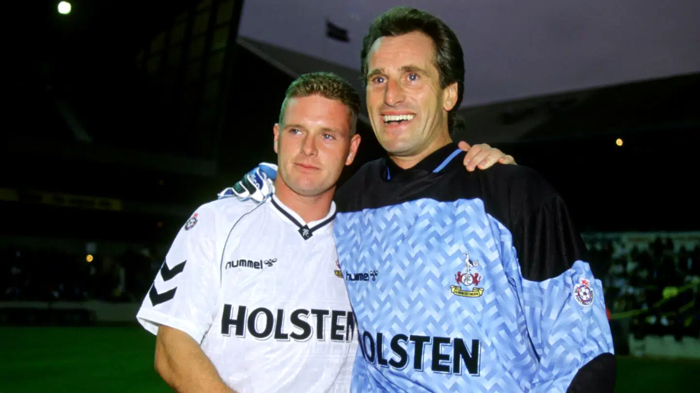 Her ses Paul Gascoigne (tv.) med Ray Clemence i 1990. På daværende tidspunkt spillede han for Tottenham.