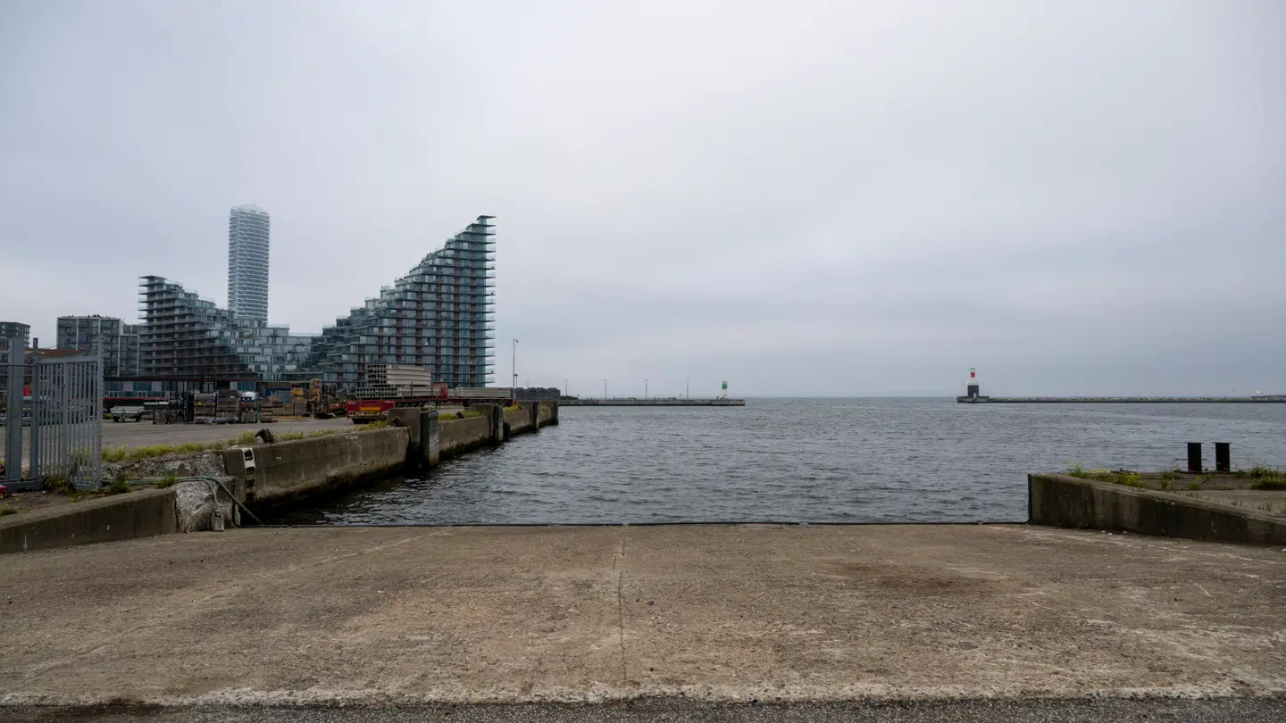 Det er her i Aarhus Havn, Pier 3, Østjyllands Politi og redningsmandskabet har gang i en større eftersøgning fredag morgen.
