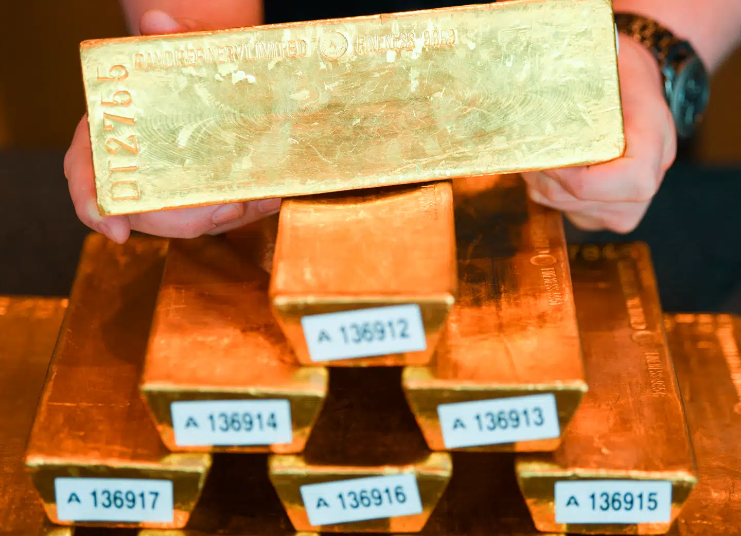 Den tyske nationalbank, Bundesbank, hjemtog i august 2017 alle de guldbarrer, som blev opbevaret i Paris. Samtidig blev en del af guldet, der blev opbevaret i USA, hentet hjem. Nu er der voksende krav om at hente resten ud af USA.