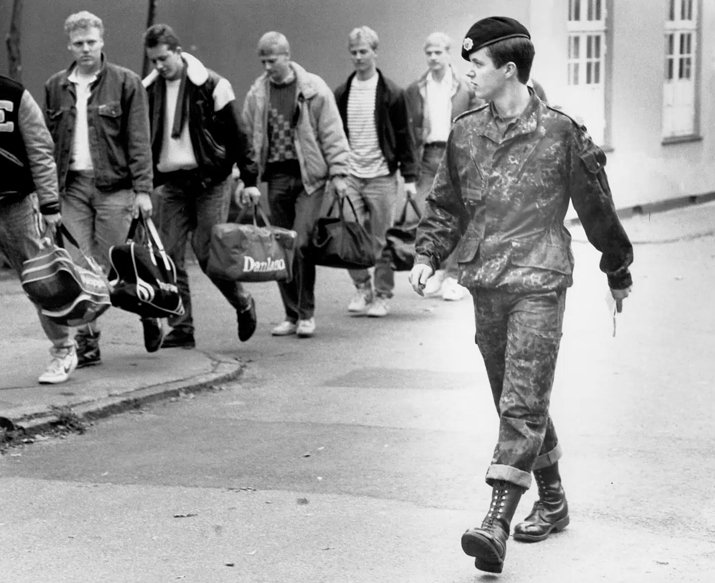 Den daværende kronprins Frederik aftjene sin værnepligt ved Livgarden på Høvelte Kaserne. Han avancerede i 1987 til sergent samme sted, hvor han modtog nye rekrutter.