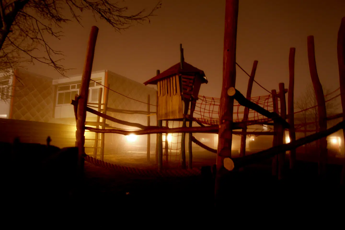 Det var tæt på en legeplads i Gullestrup ved Herning, at en tiårig blev voldtaget af en 17-årig somalier i 2011. Nu er manden dukket op igen som hovedmistænkt i en drabssag.