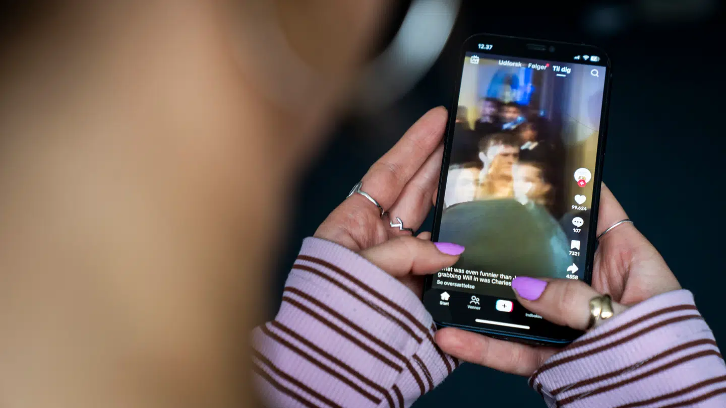 De fleste voksne danskere har en telefon, men der er stor forskel på, hvad folk betaler.