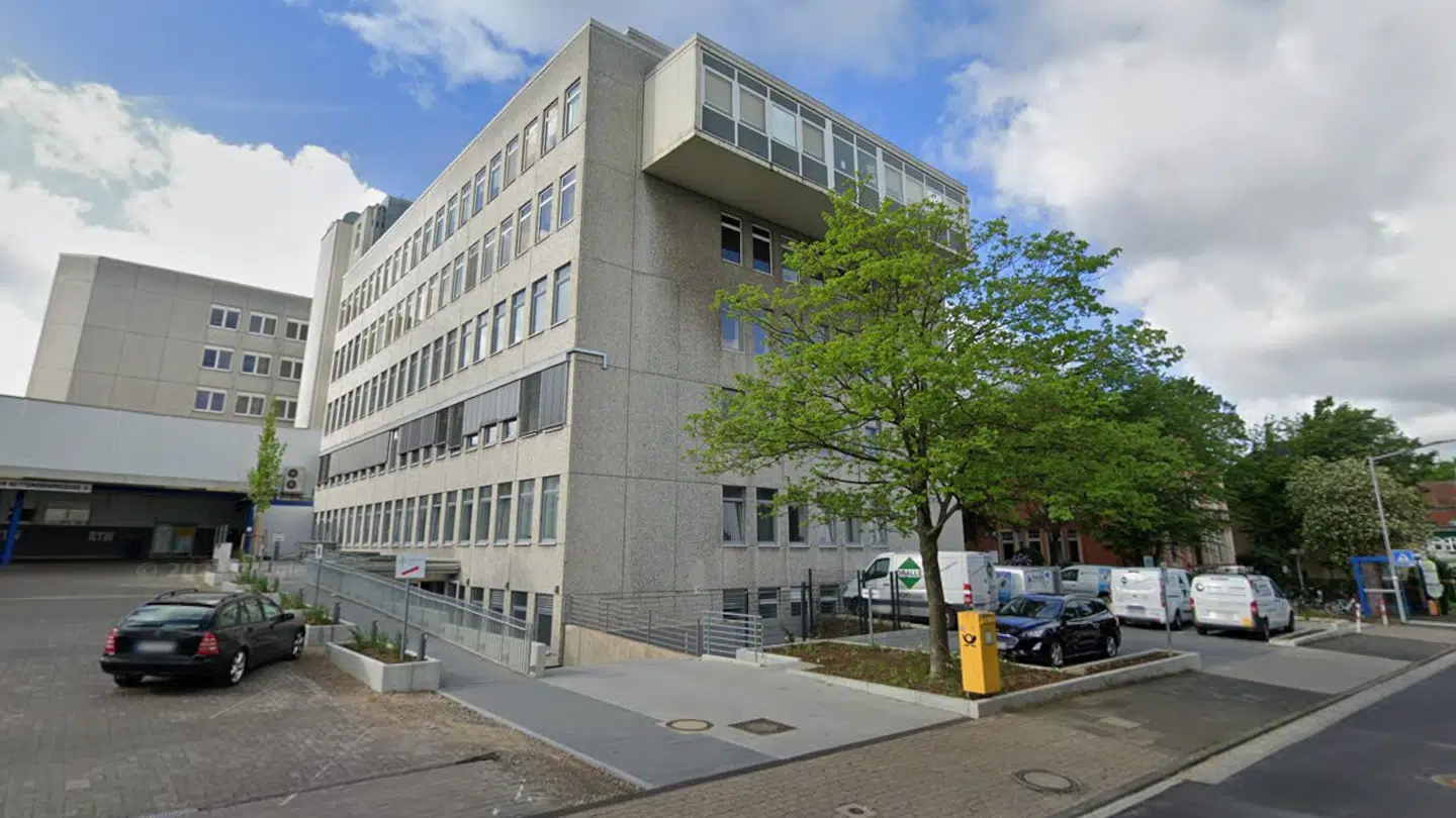 Den 39-årige mand er sigtet for at have misbrugt to lig seksuelt på denne hospital i det vestlige Tyskland.