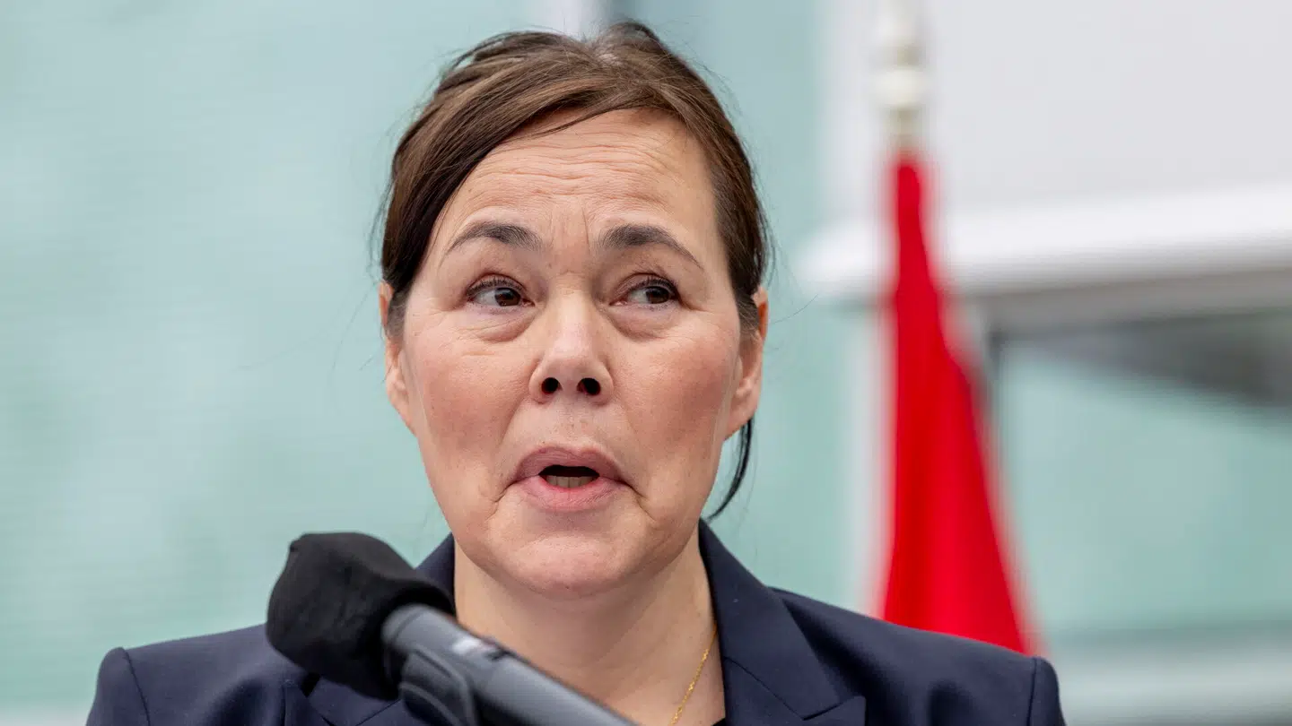 Vivian Motzfeldt er Grønlands minister for udenrigsanliggender og fører en hård linje overfor Donald Trump og USA. Men hendes mand laver forretning med en milliardær, der er blandt Trumps tætteste støtter.