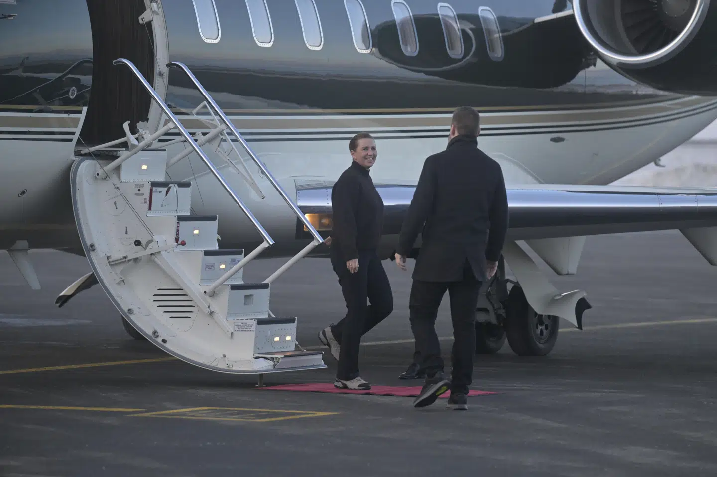 Statsminister Mette Frederiksen (S) blev modtaget af den grønlandske regeringsleder, Jens-Frederik Nielsen, ved flyet.