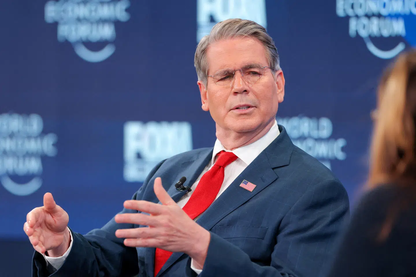 Scott Bessent deltog i World Economic Forum i Davos, hvor han opfordrede europæiske ledere til at »læne sig tilbage« og ikke gengælde Trumps aggressive politik.