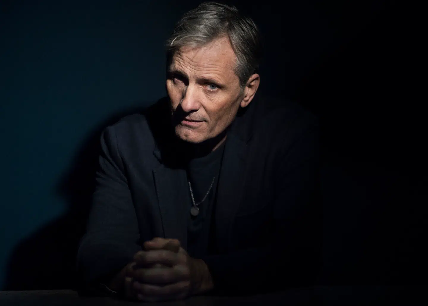 Viggo Mortensen mener, at man bør sælge amerikanske statsobligationer og inddrive al amerikansk gæld til Europa.