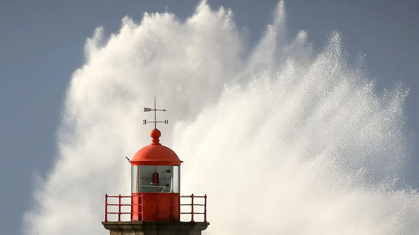 Bølgerne var højere end et fyrtårn, da de fredag gik i land ved Portugals kyst.