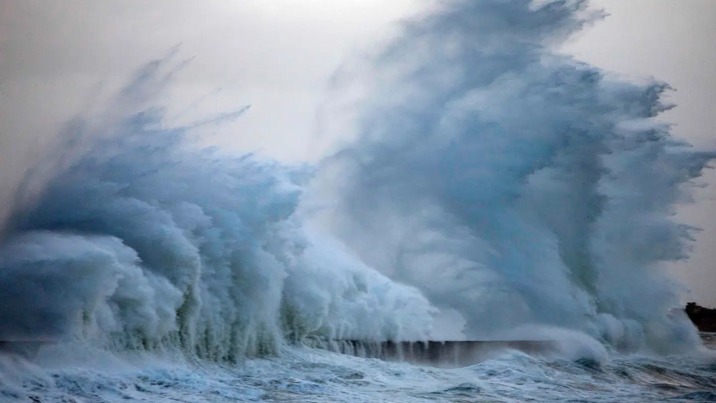 Voldsomme bølger ved Plobannalec-Lesconil-havnen.