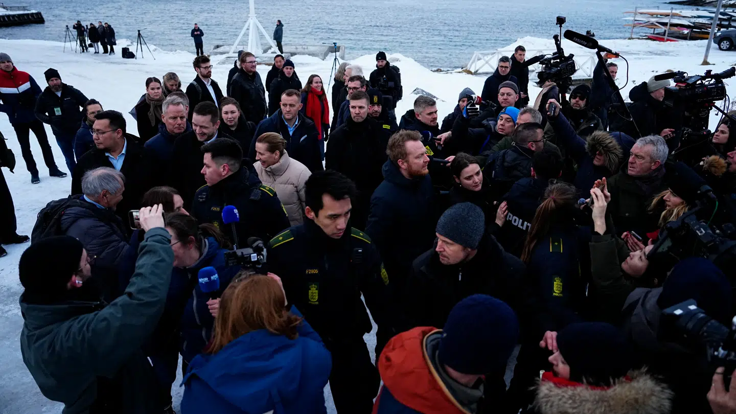 Statsminister Mette Frederiksen og Grønlands regeringsleder Jens-Frederik Nielsen går tur i Nuuk, i Grønland fredag den 23. januar 2026.