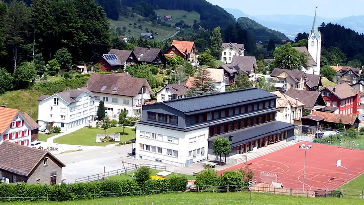 En strid med en far har slået skår i alpeidyllen i landsbyen Reute i Schweiz.